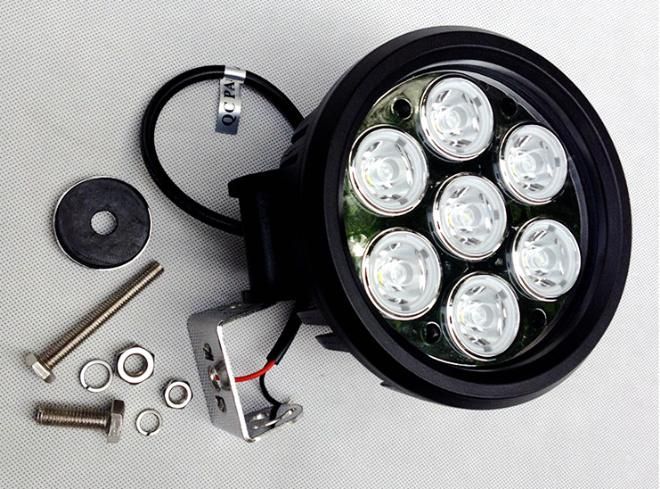 LED off-Road Vehicle Spotlight Car Searchlight Front Bar Roof Modification Light 70W 6 Inch Round Bright Lighting LED Work Light